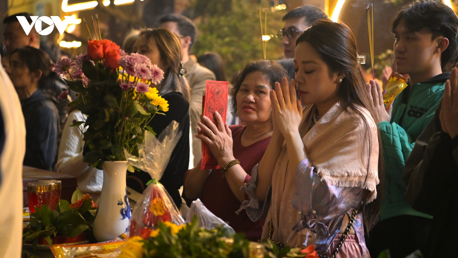 Người dân nườm nượp lễ chùa ngay sau Giao thừa Xuân Bính Ngọ 2026